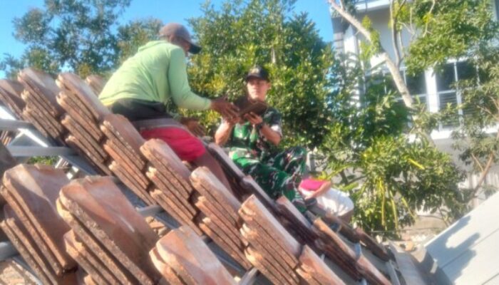 Kemanunggalan TNI-Rakyat Terus Terjaga, Babinsa dan Warga Kompak Pasang Genteng