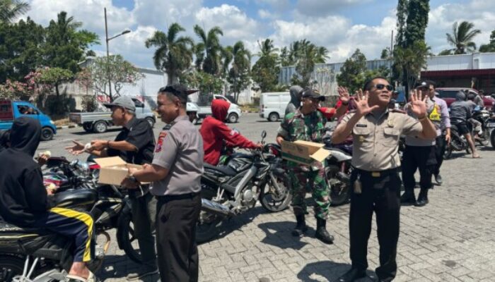 Antisipasi Antrian Panjang BBM, Polsek Jajaran Polres Bondowoso Bagikan Air Minum Gratis ke Warga