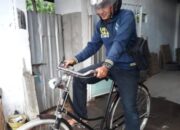 Daripada Ngantre BBM, Jurnalis Bondowoso Ini Lebih Pilih Sepeda Ontel Demi Kejar Berita