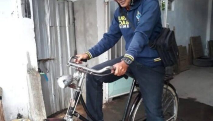 Daripada Ngantre BBM, Jurnalis Bondowoso Ini Lebih Pilih Sepeda Ontel Demi Kejar Berita
