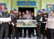 Sinergitas Tanpa Batas, Kapolres Bondowoso Boyong Tumpeng dan Kue Tart di HUT TNI ke-81